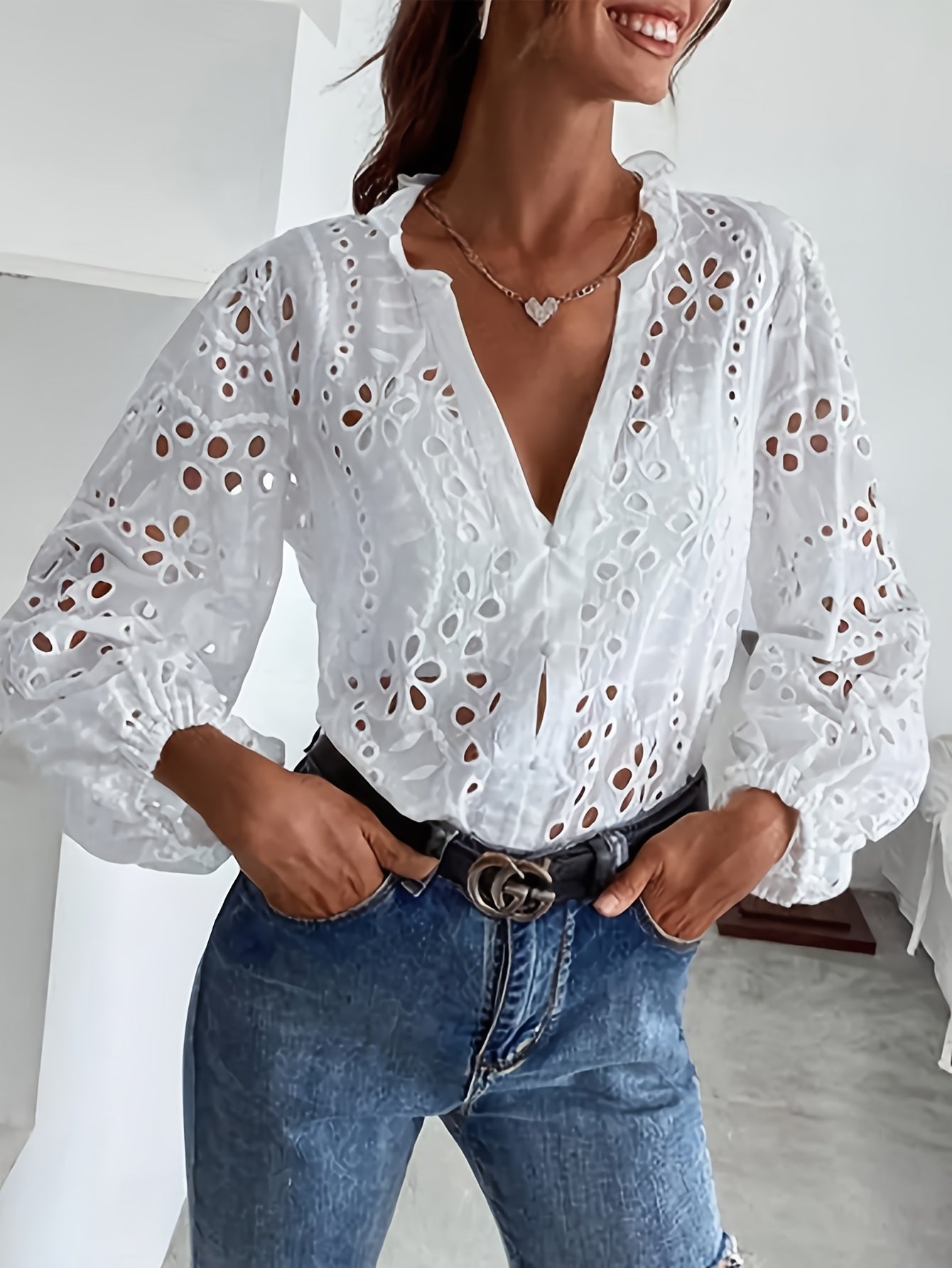 Roselina – Bestickte Langarm-Bluse mit Lochmuster